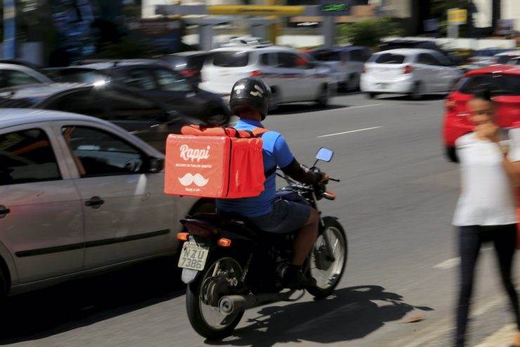 Vendedor externo que utiliza motocicleta