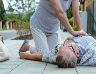 First aid to an accident victim lying on the street