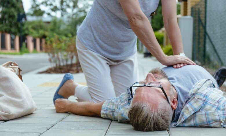 First aid to an accident victim lying on the street